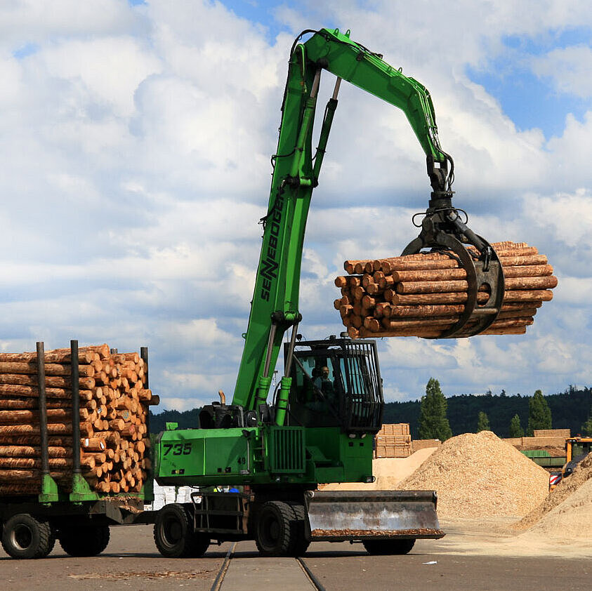 Sennebogen Umschlagmaschine transportiert Rundholz